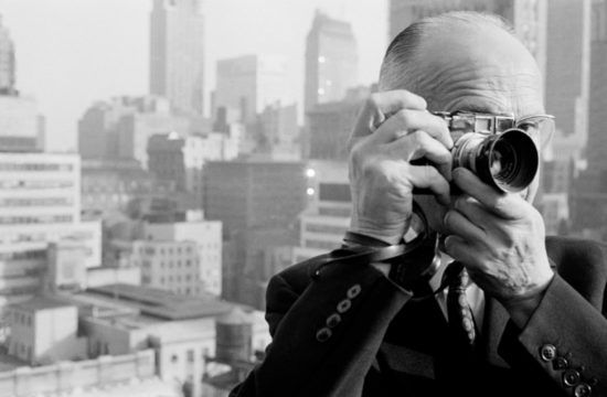 Henri Cartier-Bresson è stato un fotografo francese, è considerato un pioniere del fotogiornalismo, tanto da meritare l'appellativo di 