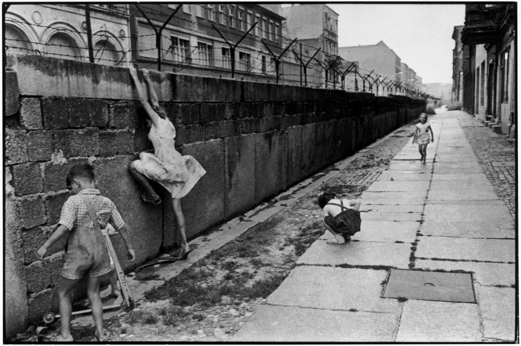 Henri Cartier-Bresson è stato un fotografo francese, è considerato un pioniere del fotogiornalismo, tanto da meritare l'appellativo di "occhio del secolo”. Giuseppe De Angelis - Simone Olivieri - WeddArt Studio