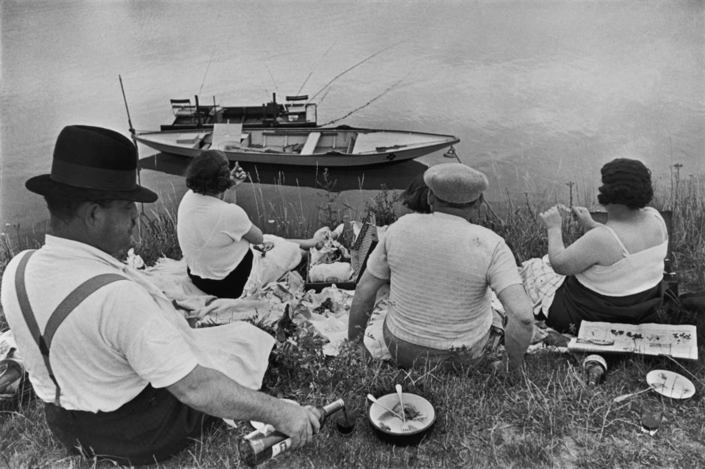 Henri Cartier-Bresson è stato un fotografo francese, è considerato un pioniere del fotogiornalismo, tanto da meritare l'appellativo di "occhio del secolo”. Giuseppe De Angelis - Simone Olivieri - WeddArt Studio