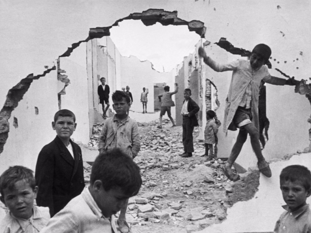 Henri Cartier-Bresson è stato un fotografo francese, è considerato un pioniere del fotogiornalismo, tanto da meritare l'appellativo di "occhio del secolo”. Giuseppe De Angelis - Simone Olivieri - WeddArt Studio