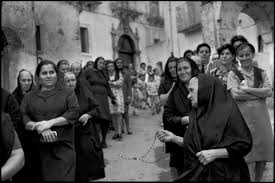 Henri Cartier-Bresson è stato un fotografo francese, è considerato un pioniere del fotogiornalismo, tanto da meritare l'appellativo di "occhio del secolo”. Giuseppe De Angelis - Simone Olivieri - WeddArt Studio