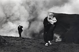 Henri Cartier-Bresson è stato un fotografo francese, è considerato un pioniere del fotogiornalismo, tanto da meritare l'appellativo di "occhio del secolo”. Giuseppe De Angelis - Simone Olivieri - WeddArt Studio